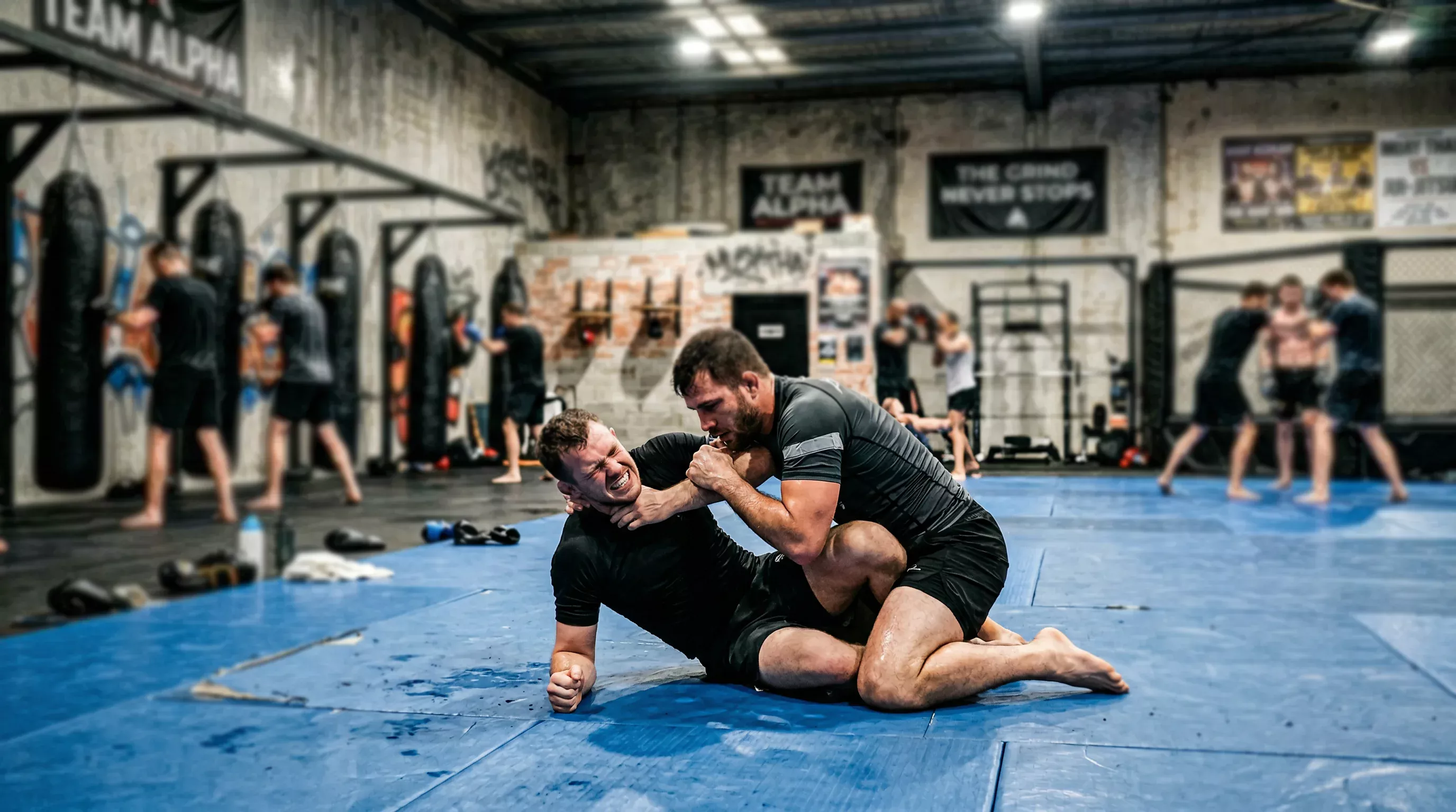 MMA-Kämpfer beim Training verschiedener Kampftechniken im Gym